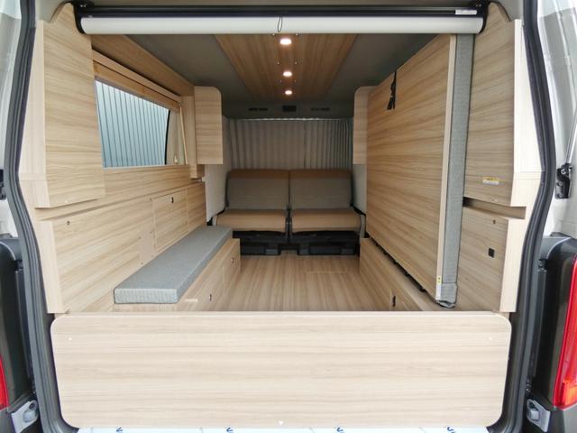 キャラバン グランドプレミアムGX マイルーム キャラバンMYROOM 跳ね上げベッド 車中泊 フルフラット テーブル ロールスクリーン カーテン BFグッドリッチATタイヤ(6枚目)