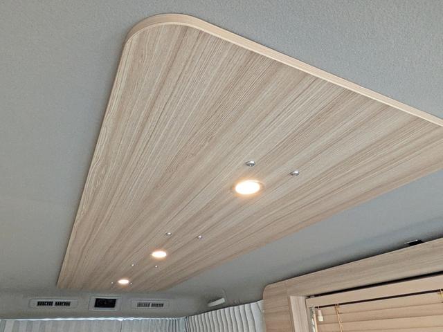 キャラバン グランドプレミアムGX マイルーム キャラバンMYROOM 跳ね上げベッド 車中泊 フルフラット テーブル ロールスクリーン カーテン BFグッドリッチATタイヤ(10枚目)