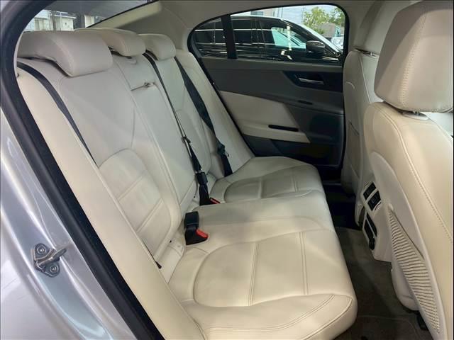XE XE プレステージ AppleCarPlay/ワンオーナー/メリディアンサウンド/ブラックパック/レーダークルコン/シートヒーター/シートメモリー/パワーシート/白革シート/純正黒ホイール/ACC/BSM/スマートキー(6枚目)
