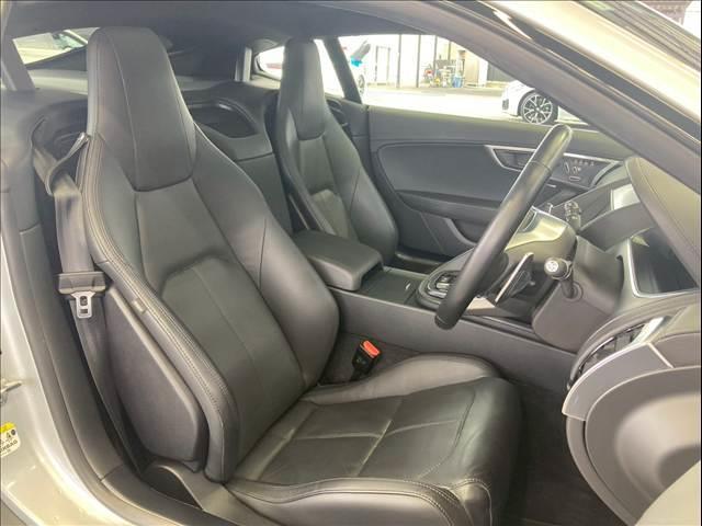 Fタイプ R-ダイナミック クーペ P300 パノラマルーフ/ブラックパック/純正20インチスタイル6003/メリディアンサウンド/黒革シート/スポーツエグゾースト/シートヒーター/クライメントパック/電動トランク/AppleCarPlay(7枚目)