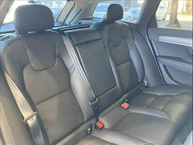 V90 B5 モメンタム AppleCarPlay/Googleナビ/黒革シート/ブラインドスポット/アダプティブクルーズコントロール/シートヒーター/ステアリングヒーター/パワーテールゲート/パワーシート/スマートキー(6枚目)