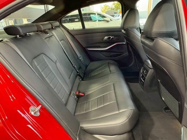 セカンドシートは大人二人が乗っても十分なスペースが確保されております。