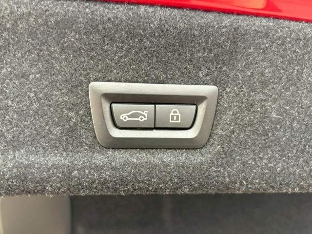 ボタン一つでリアゲートの開閉が可能な「パワーバックドア」を装備しています。