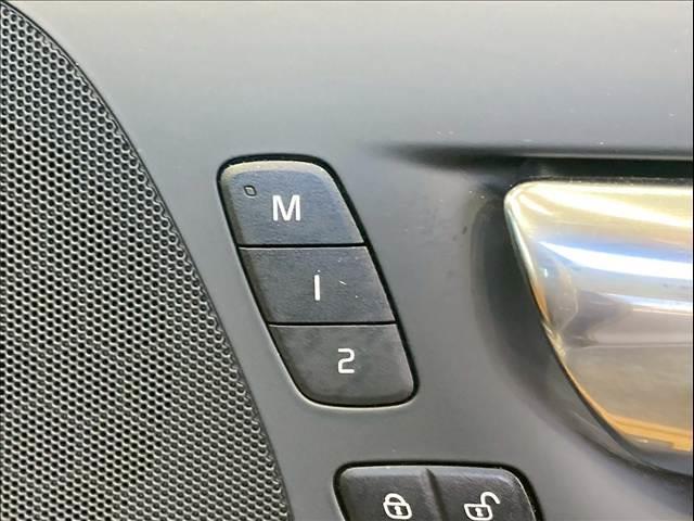 メモリー付きパワーシート装備でお好みのドライビングポジションに設定可能です。