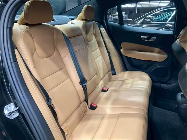 セカンドシートは大人二人が乗っても十分なスペースが確保されております。