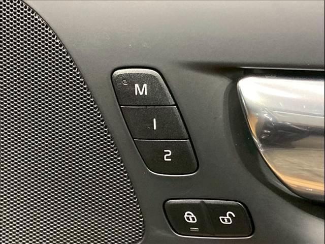 シートメモリー付きパワーシート装備でお好みのドライビングポジションに設定可能です。