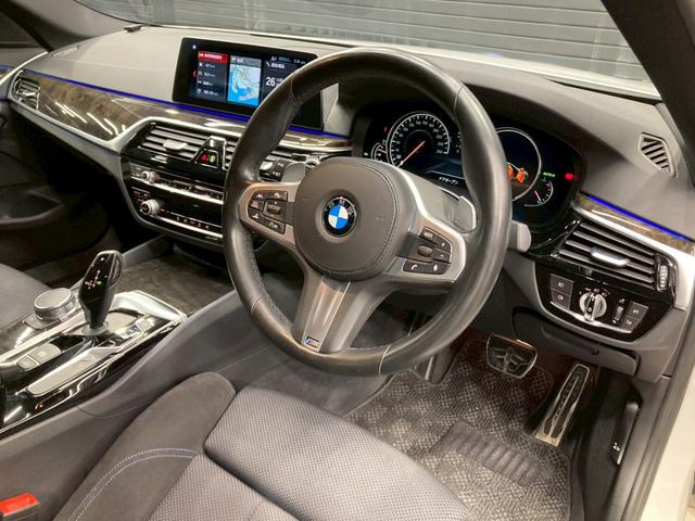 ５シリーズ ５２３ｄ　Ｍスポーツ　全方位カメラ／電動トランク／ＢＳＭ／ＡＣＣ／フルセグ／シートメモリー／パワーシート／アンビエントライト／障害物センサー／純正ナビ／インテリジェントセーフティー／ＥＴＣ／パーキングアシスト（62枚目）