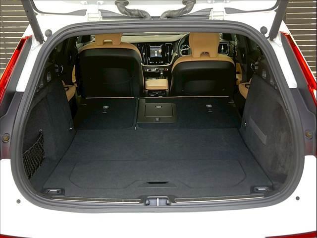 V60 T5 インスクリプション ハーマンカードン/ベージュ革/AppleCarPlay/HUD/BSM/ACC/全方位カメラ/カープレイ/シートヒーター/シートクーラー/フルゼグ/自動駐車機能/パイロットシイステム/電動トランク(18枚目)