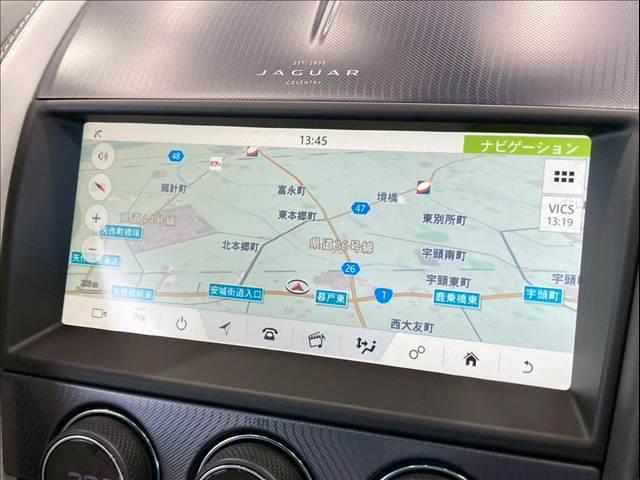 Ｆタイプ Ｒ－ダイナミック　クーペ　Ｐ３００　ガラスルーフ／メリディアンサウンド／スポーツエグゾースト／パフォーマンスシート／１２ｗａｙ電動調節機能パワーシート／シートクーラー／シートヒーター／アンビエントライト／ステアリングヒーター／クルコン（4枚目）