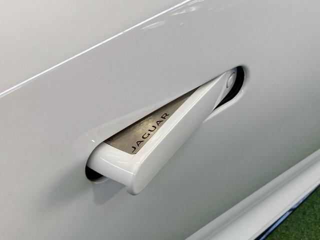 Ｆタイプ Ｒ－ダイナミック　クーペ　Ｐ３００　ガラスルーフ／メリディアンサウンド／スポーツエグゾースト／パフォーマンスシート／１２ｗａｙ電動調節機能パワーシート／シートクーラー／シートヒーター／アンビエントライト／ステアリングヒーター／クルコン（70枚目）