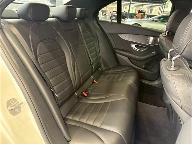 �Z�J���h�V�[�g�͑�l��l������Ă��\���ȃX�y�[�X���m�ۂ���Ă���܂��B