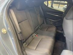 セカンドシートは大人二人が乗っても十分なスペースが確保されております。 6