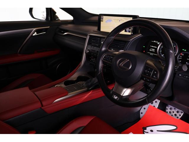 ＲＸ ＲＸ３００　Ｆスポーツ　パノラマルーフ／ルーフレール／１２．３インチフルセグナビ／パノラミックビューモニター／赤革シート／シートヒーター／ベンチレーション／後席シートヒーター／後席パワーシート／角型３眼ＬＥＤヘッドランプ（29枚目）