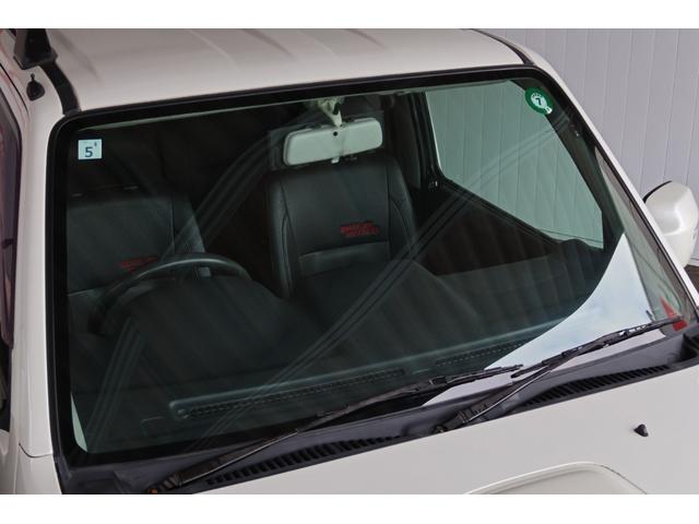 ジムニー ワイルドウインド 禁煙/レザーシート/シートヒーター/革巻きステアリングホイール/純正16AW/ルーフレール/フロントフォグランプ/ボディ同色背面ハードカバー/プライバシーガラス/キーレスエントリー/当店直接買取(13枚目)