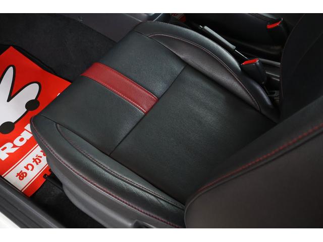 ジムニー ワイルドウインド 禁煙/レザーシート/シートヒーター/革巻きステアリングホイール/純正16AW/ルーフレール/フロントフォグランプ/ボディ同色背面ハードカバー/プライバシーガラス/キーレスエントリー/当店直接買取(26枚目)