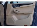 運転席側のドアトリムも目立つ靴擦れ等無く綺麗に保たれております。