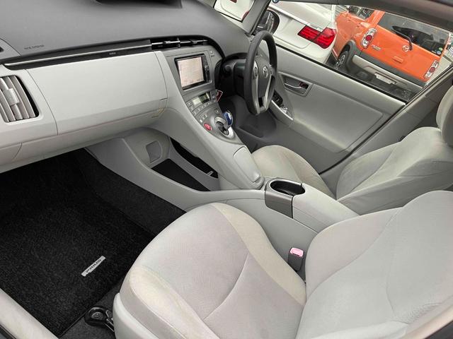 プリウス Ｓ　純正ＳＤナビ　キセノンヘッドライト　純正アルミホイール　フルセグＴＶ　Ｂｌｕｅｔｏｏｔｈ　スマートキー　バックカメラ　ＣＶＴ（12枚目）
