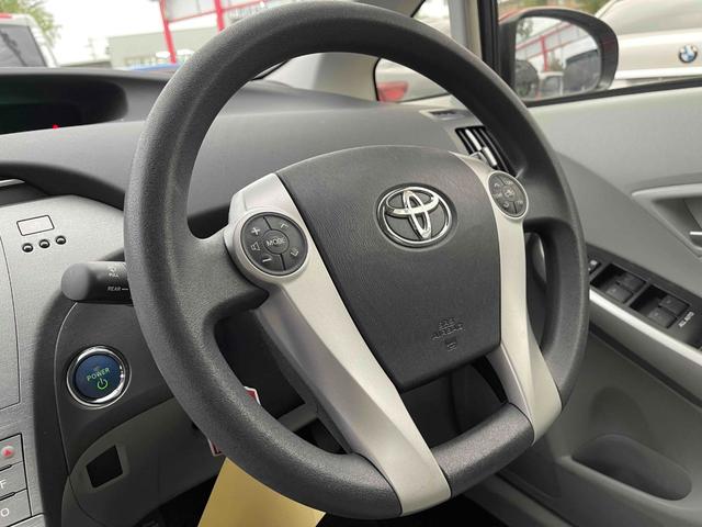 プリウス Ｓ　純正ＳＤナビ　キセノンヘッドライト　純正アルミホイール　フルセグＴＶ　Ｂｌｕｅｔｏｏｔｈ　スマートキー　バックカメラ　ＣＶＴ（17枚目）