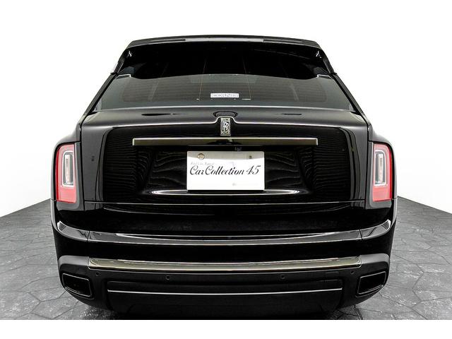 カリナン ブラックバッジ　正規Ｄ車　左Ｈ　コーチライン　専用２２インチＡＷ　パノラマサンルーフ　ビスポークインテリア／ブラック＆フォージイエロー／カーボンインテリア　ピクニックテーブル　リアシアターコンフィギュレーション（5枚目）