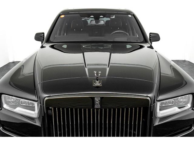 カリナン ブラックバッジ　正規Ｄ車　左Ｈ　コーチライン　専用２２インチＡＷ　パノラマサンルーフ　ビスポークインテリア／ブラック＆フォージイエロー／カーボンインテリア　ピクニックテーブル　リアシアターコンフィギュレーション（9枚目）