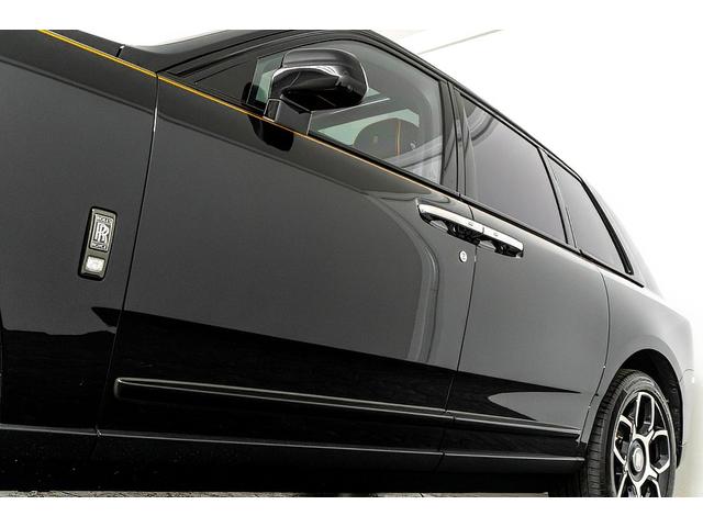 カリナン ブラックバッジ　正規Ｄ車　左Ｈ　コーチライン　専用２２インチＡＷ　パノラマサンルーフ　ビスポークインテリア／ブラック＆フォージイエロー／カーボンインテリア　ピクニックテーブル　リアシアターコンフィギュレーション（12枚目）