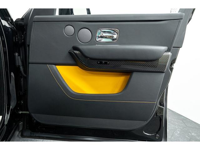 カリナン ブラックバッジ　正規Ｄ車　左Ｈ　コーチライン　専用２２インチＡＷ　パノラマサンルーフ　ビスポークインテリア／ブラック＆フォージイエロー／カーボンインテリア　ピクニックテーブル　リアシアターコンフィギュレーション（35枚目）