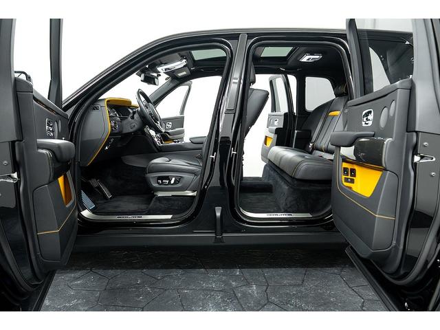 カリナン ブラックバッジ　正規Ｄ車　左Ｈ　コーチライン　専用２２インチＡＷ　パノラマサンルーフ　ビスポークインテリア／ブラック＆フォージイエロー／カーボンインテリア　ピクニックテーブル　リアシアターコンフィギュレーション（44枚目）