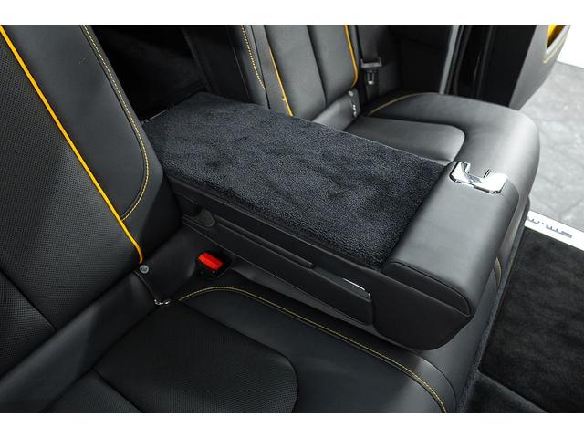 カリナン ブラックバッジ　正規Ｄ車　左Ｈ　コーチライン　専用２２インチＡＷ　パノラマサンルーフ　ビスポークインテリア／ブラック＆フォージイエロー／カーボンインテリア　ピクニックテーブル　リアシアターコンフィギュレーション（47枚目）