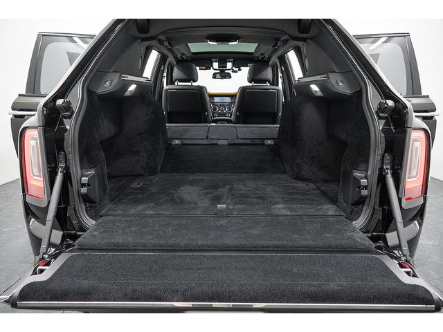 カリナン ブラックバッジ　正規Ｄ車　左Ｈ　コーチライン　専用２２インチＡＷ　パノラマサンルーフ　ビスポークインテリア／ブラック＆フォージイエロー／カーボンインテリア　ピクニックテーブル　リアシアターコンフィギュレーション（53枚目）