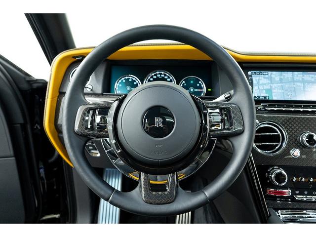 カリナン ブラックバッジ　正規Ｄ車　左Ｈ　コーチライン　専用２２インチＡＷ　パノラマサンルーフ　ビスポークインテリア／ブラック＆フォージイエロー／カーボンインテリア　ピクニックテーブル　リアシアターコンフィギュレーション（57枚目）
