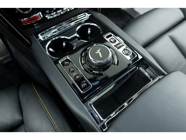 カリナン ブラックバッジ　正規Ｄ車　左Ｈ　コーチライン　専用２２インチＡＷ　パノラマサンルーフ　ビスポークインテリア／ブラック＆フォージイエロー／カーボンインテリア　ピクニックテーブル　リアシアターコンフィギュレーション（65枚目）