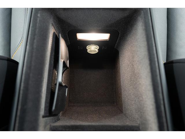 カリナン ブラックバッジ　正規Ｄ車　左Ｈ　コーチライン　専用２２インチＡＷ　パノラマサンルーフ　ビスポークインテリア／ブラック＆フォージイエロー／カーボンインテリア　ピクニックテーブル　リアシアターコンフィギュレーション（67枚目）