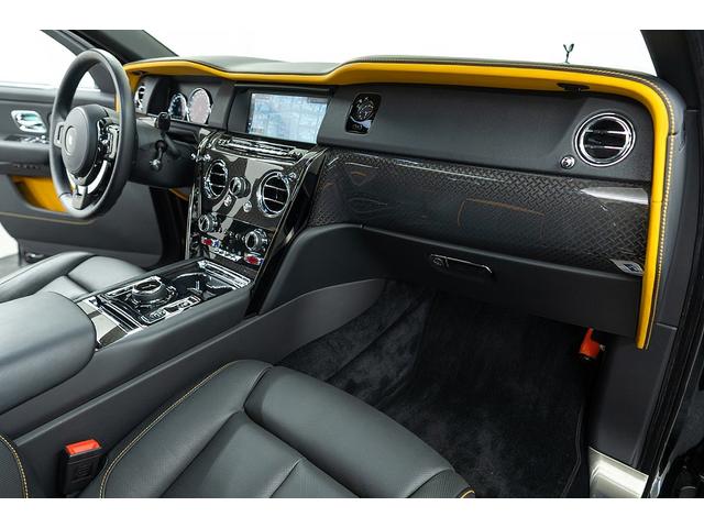 カリナン ブラックバッジ　正規Ｄ車　左Ｈ　コーチライン　専用２２インチＡＷ　パノラマサンルーフ　ビスポークインテリア／ブラック＆フォージイエロー／カーボンインテリア　ピクニックテーブル　リアシアターコンフィギュレーション（68枚目）