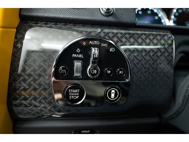 カリナン ブラックバッジ　正規Ｄ車　左Ｈ　コーチライン　専用２２インチＡＷ　パノラマサンルーフ　ビスポークインテリア／ブラック＆フォージイエロー／カーボンインテリア　ピクニックテーブル　リアシアターコンフィギュレーション（70枚目）