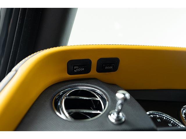カリナン ブラックバッジ　正規Ｄ車　左Ｈ　コーチライン　専用２２インチＡＷ　パノラマサンルーフ　ビスポークインテリア／ブラック＆フォージイエロー／カーボンインテリア　ピクニックテーブル　リアシアターコンフィギュレーション（71枚目）