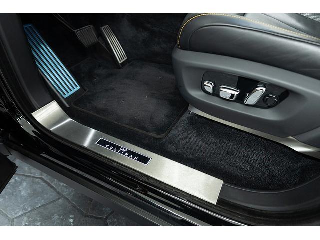 カリナン ブラックバッジ　正規Ｄ車　左Ｈ　コーチライン　専用２２インチＡＷ　パノラマサンルーフ　ビスポークインテリア／ブラック＆フォージイエロー／カーボンインテリア　ピクニックテーブル　リアシアターコンフィギュレーション（72枚目）