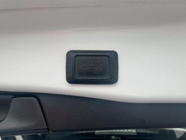 ＲＡＶ４ ４ＷＤハイブリッドＧ　新品タイヤ／サンルーフ／純正エアロ／保証書／社外　９インチ　ＳＤナビ／衝突安全装置／シートヒーター／車線逸脱防止支援システム／シート　合皮／電動バックドア／ドライブレコーダー　社外　フルエアロ　４ＷＤ（17枚目）