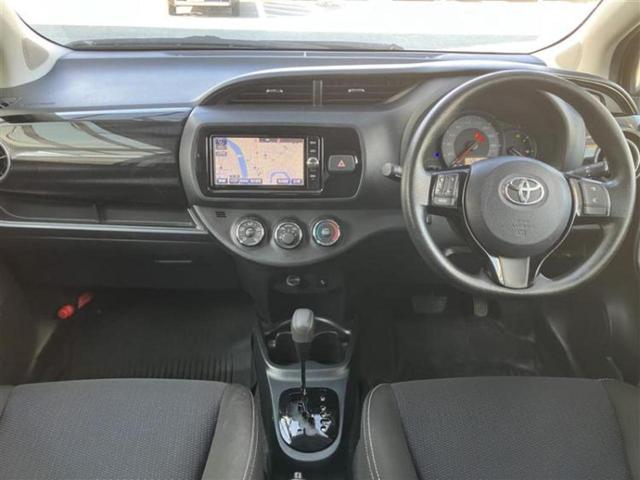 ヴィッツ Ｆセーフティエディション　新品タイヤ／保証書／純正　ＳＤナビ／衝突安全装置／車線逸脱防止支援システム／ドライブレコーダー　社外／ヘッドランプ　ＬＥＤ／Ｂｌｕｅｔｏｏｔｈ接続／ＥＢＤ付ＡＢＳ／横滑り防止装置／バックモニター（4枚目）