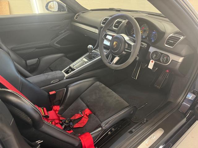 ケイマン ＧＴ４　右Ｈ　禁煙車　ポルシェ保証２０２７年４月　クラブスポーツＰＫＧ　スポーツクロノＰＫＧ　スポーツエグゾースト　ＰＣ記録簿　専用カーボンバケットシート　アルカンターラルーフライナー　ダークブルーメタリック（2枚目）