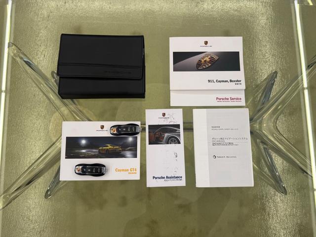 ケイマン ＧＴ４　右Ｈ　禁煙車　ポルシェ保証２０２７年４月　クラブスポーツＰＫＧ　スポーツクロノＰＫＧ　スポーツエグゾースト　ＰＣ記録簿　専用カーボンバケットシート　アルカンターラルーフライナー　ダークブルーメタリック（3枚目）