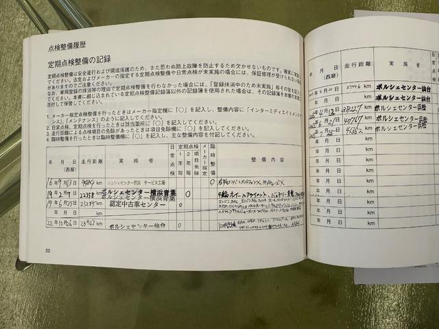 ケイマン ＧＴ４　右Ｈ　禁煙車　ポルシェ保証２０２７年４月　クラブスポーツＰＫＧ　スポーツクロノＰＫＧ　スポーツエグゾースト　ＰＣ記録簿　専用カーボンバケットシート　アルカンターラルーフライナー　ダークブルーメタリック（4枚目）