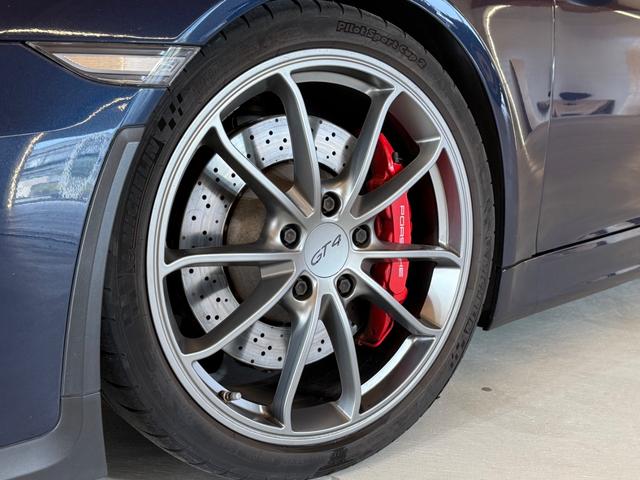 ケイマン ＧＴ４　右Ｈ　禁煙車　ポルシェ保証２０２７年４月　クラブスポーツＰＫＧ　スポーツクロノＰＫＧ　スポーツエグゾースト　ＰＣ記録簿　専用カーボンバケットシート　アルカンターラルーフライナー　ダークブルーメタリック（9枚目）