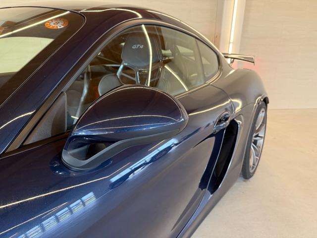 ケイマン ＧＴ４　右Ｈ　禁煙車　ポルシェ保証２０２７年４月　クラブスポーツＰＫＧ　スポーツクロノＰＫＧ　スポーツエグゾースト　ＰＣ記録簿　専用カーボンバケットシート　アルカンターラルーフライナー　ダークブルーメタリック（10枚目）