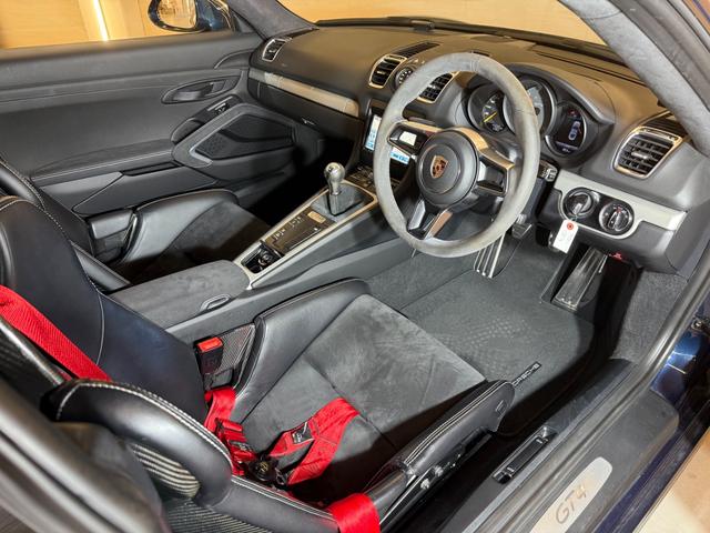 ケイマン ＧＴ４　右Ｈ　禁煙車　ポルシェ保証２０２７年４月　クラブスポーツＰＫＧ　スポーツクロノＰＫＧ　スポーツエグゾースト　ＰＣ記録簿　専用カーボンバケットシート　アルカンターラルーフライナー　ダークブルーメタリック（39枚目）