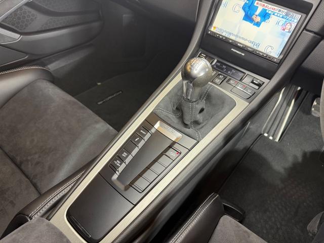 ケイマン ＧＴ４　右Ｈ　禁煙車　ポルシェ保証２０２７年４月　クラブスポーツＰＫＧ　スポーツクロノＰＫＧ　スポーツエグゾースト　ＰＣ記録簿　専用カーボンバケットシート　アルカンターラルーフライナー　ダークブルーメタリック（42枚目）