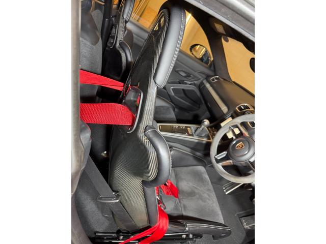 ケイマン ＧＴ４　右Ｈ　禁煙車　ポルシェ保証２０２７年４月　クラブスポーツＰＫＧ　スポーツクロノＰＫＧ　スポーツエグゾースト　ＰＣ記録簿　専用カーボンバケットシート　アルカンターラルーフライナー　ダークブルーメタリック（43枚目）