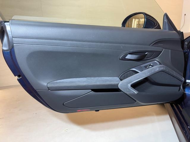 ケイマン ＧＴ４　右Ｈ　禁煙車　ポルシェ保証２０２７年４月　クラブスポーツＰＫＧ　スポーツクロノＰＫＧ　スポーツエグゾースト　ＰＣ記録簿　専用カーボンバケットシート　アルカンターラルーフライナー　ダークブルーメタリック（54枚目）