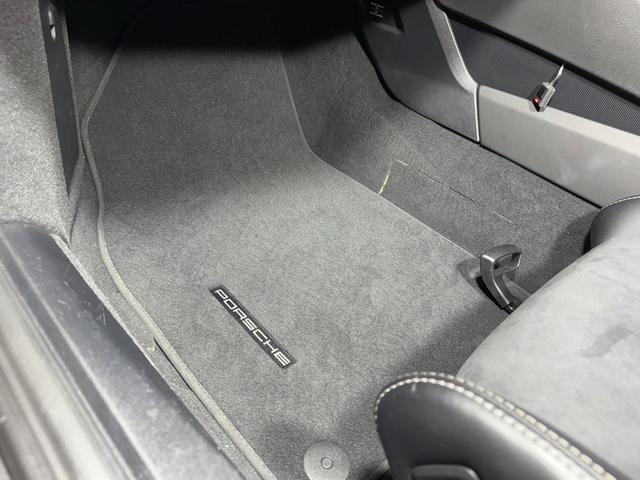 ケイマン ＧＴ４　右Ｈ　禁煙車　ポルシェ保証２０２７年４月　クラブスポーツＰＫＧ　スポーツクロノＰＫＧ　スポーツエグゾースト　ＰＣ記録簿　専用カーボンバケットシート　アルカンターラルーフライナー　ダークブルーメタリック（55枚目）