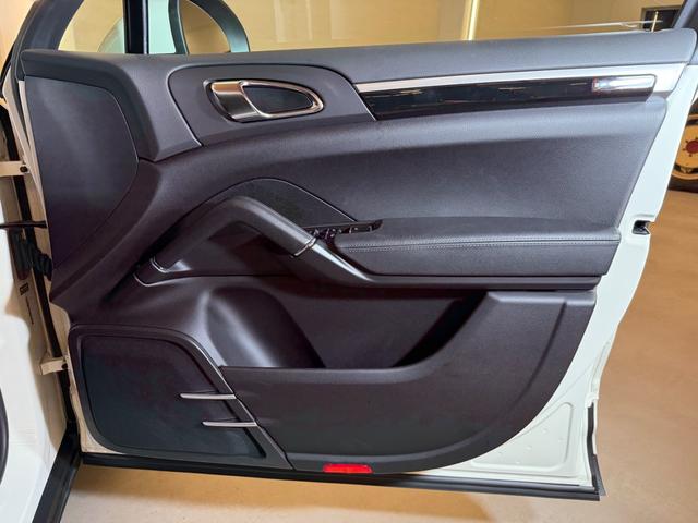 カイエン ベースグレード　１オーナー禁煙車　右ハンドル　オリジナルコンデション　サンドホワイト（23枚目）