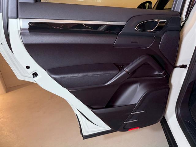 カイエン ベースグレード　１オーナー禁煙車　右ハンドル　オリジナルコンデション　サンドホワイト（42枚目）
